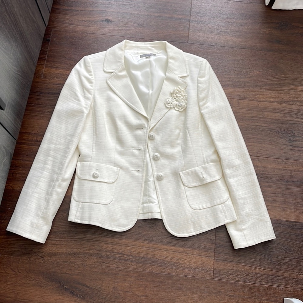 Ann Taylor in EUC Jacket with Crotchet flowers pin, lined and Crotchet buttons